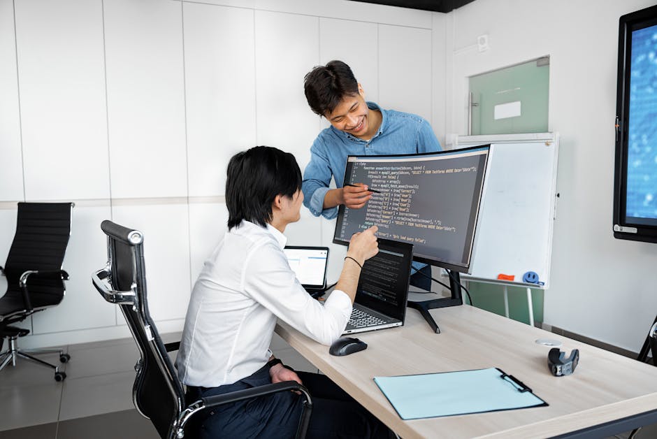 Era Digital: Fondasi Kuat Bisnis Anda dengan Website Profesional di Surabaya Tim Jasa buat website sedang berkolaborasi di kantor modern di Surabaya
