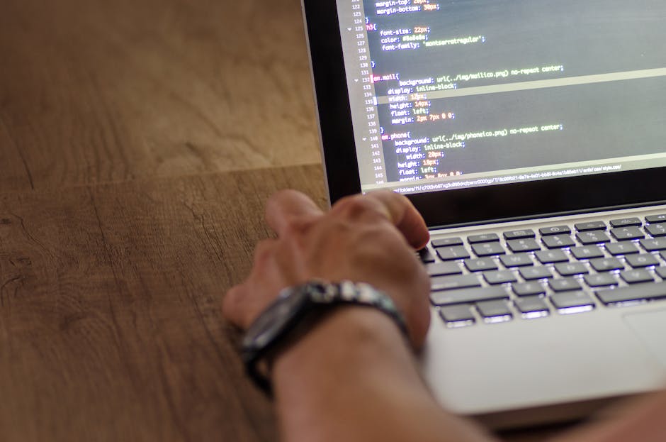 Mengembangkan Bisnis Digital Anda: Jasa Pembuatan Website Terjangkau di Surabaya Tim profesional Jasa buat website Surabaya sedang merancang desain responsif.