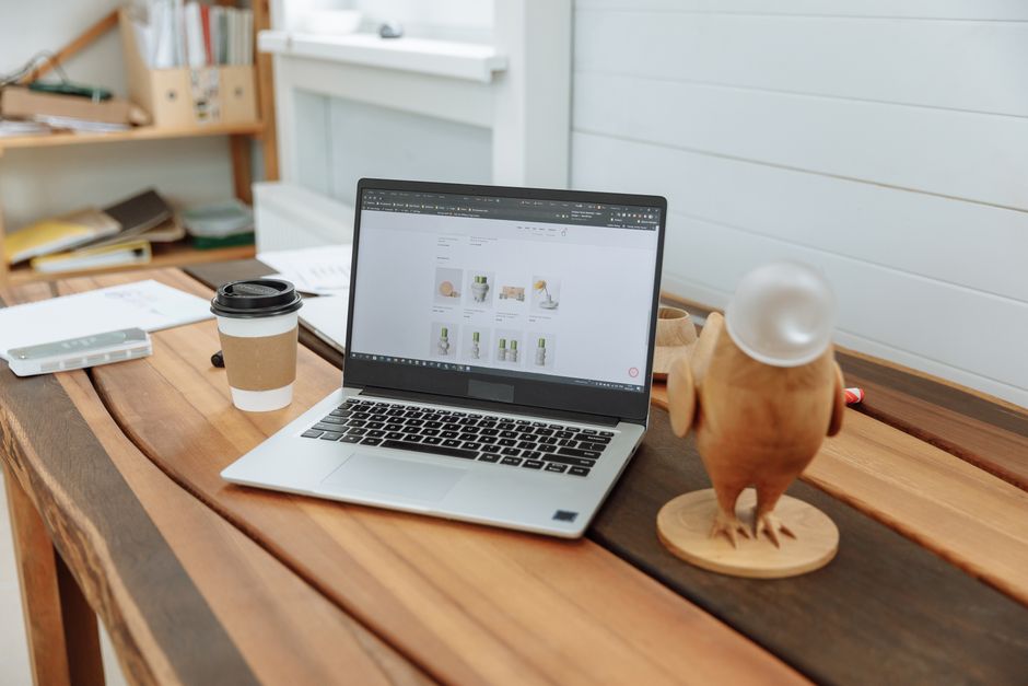 Membangun Kehadiran Digital: Cara Bikin Web Murah dan Profesional untuk UMKM Ilustrasi laptop dan diagram pertumbuhan bisnis menunjukkan Cara Bikin Web Murah dan Profesional untuk Usaha Kecil Menengah