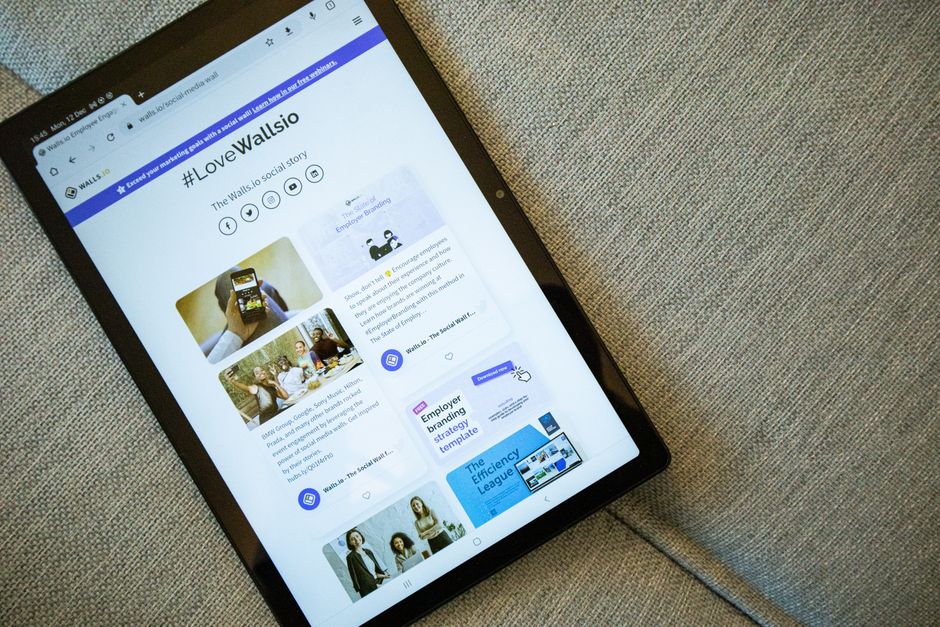 Mengukir Jejak Digital: Mengapa Website Adalah Fondasi UMKM Modern Ilustrasi UMKM yang sukses karena memiliki website di era digital, menunjukkan mengapa UMKM wajib punya website di era digital.