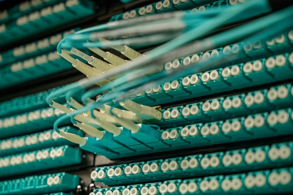Optimalisasi Performa Situs: Mengungkap Dampak Lokasi Datacenter Server Ilustrasi Pengaruh Lokasi Datacenter Server Terhadap Kecepatan Akses Website dengan peta dunia dan jalur data