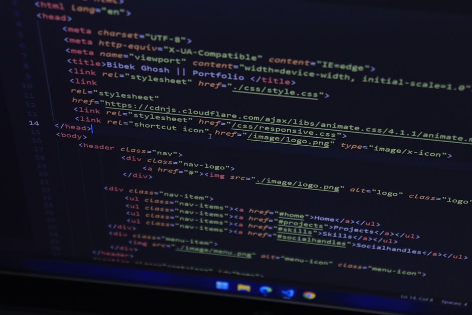 Membongkar Rahasia Kecepatan: Mengapa Website Koding Native Unggul? Ilustrasi kode yang efisien menjelaskan mengapa website berbasis koding native lebih ringan untuk diakses.