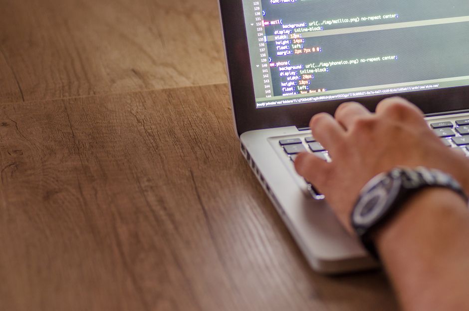 Kekuatan di Balik Kode: Mengapa Developer Berpengalaman Tetap Memilih Koding Manual Seorang developer web berpengalaman sedang melakukan koding manual, menjelaskan Alasan Developer Web Berpengalaman Masih Sering Memilih Koding Manual