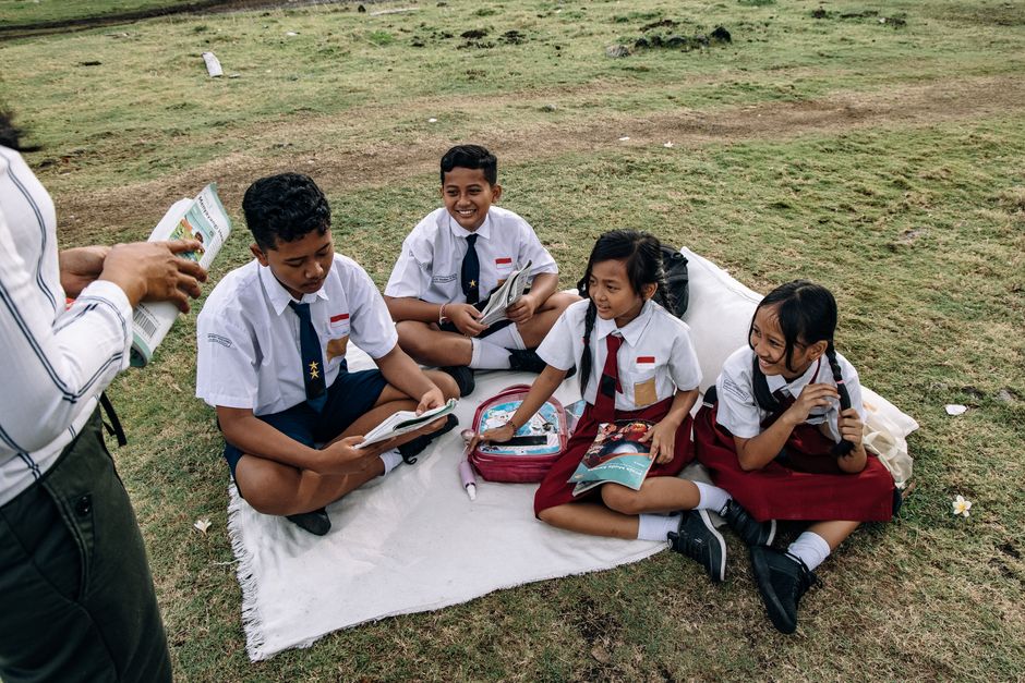 Akses Digital: Panduan Lengkap Syarat Beli Domain .CO.ID dan .SCH.ID Ilustrasi dokumen dan komputer yang menunjukkan Panduan Syarat Beli Domain .CO.ID dan .SCH.ID untuk Perusahaan & Sekolah