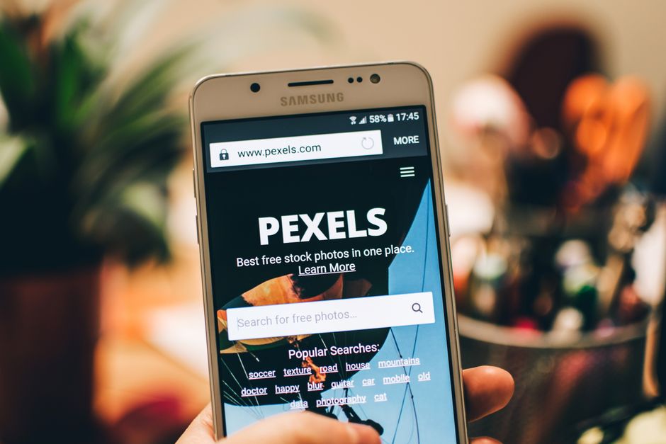 Optimalisasi Desain Mobile-Friendly: Kunci Utama Peringkat Google Ilustrasi laptop, tablet, dan smartphone menampilkan website yang responsif, menunjukkan Peran Penting Mobile-Friendly Design Terhadap Posisi Ranking Google.