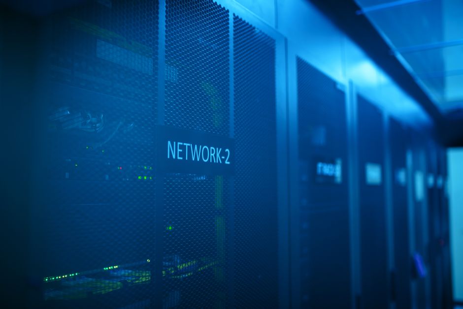 Ilustrasi Perbedaan Mendasar Shared Hosting, VPS, dan Dedicated Server untuk berbagai jenis website.