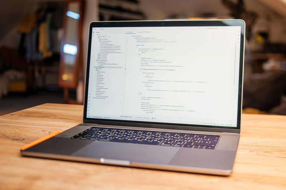 Membedah Dunia Web Developer: Freelance, Agency, atau In-house? Kenali Bedanya Web Developer Freelance, Agency, dan Praktisi Profesional