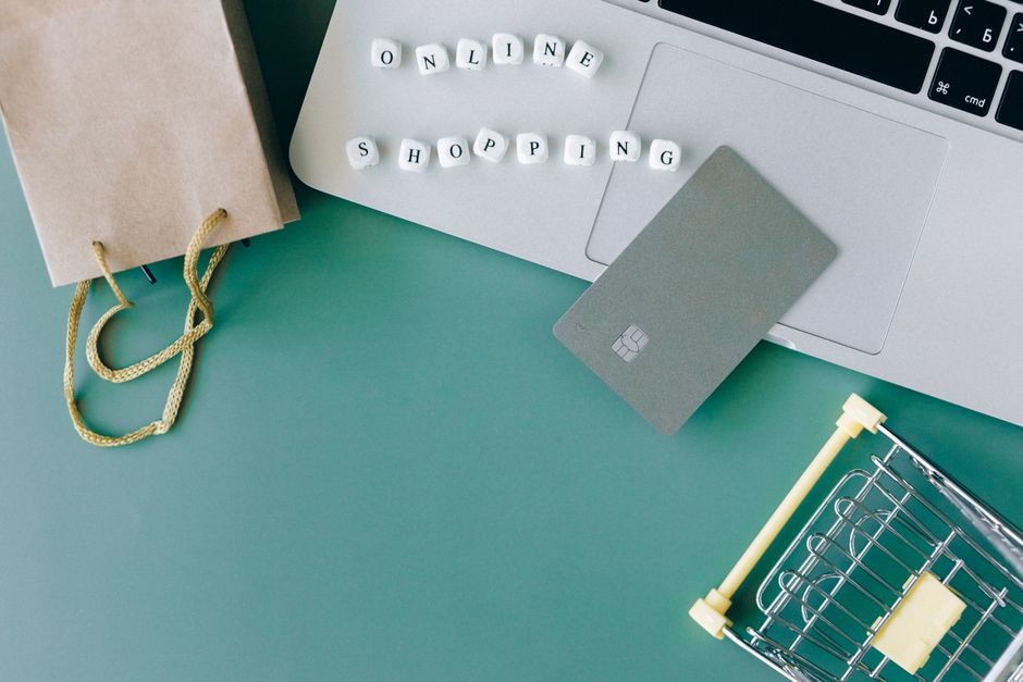 Ilustrasi laptop dengan grafik penjualan naik dan ikon plugin WordPress, menggambarkan 10 Plugin WordPress Wajib agar Toko Online Anda Kebanjiran Order
