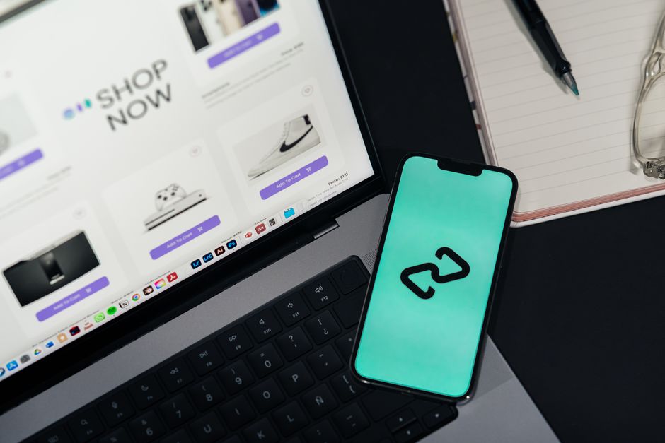 Ilustrasi yang menunjukkan Kelebihan Utama WordPress Dibandingkan Platform Toko Online Instan Lainnya dalam membangun e-commerce yang sukses.
