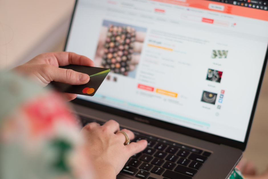 Menjelajahi Kekuatan Pencarian Internal: Kunci Sukses E-Commerce Modern Ilustrasi pentingnya sistem pencarian internal (search bar) yang akurat di e-commerce untuk pengalaman belanja optimal.