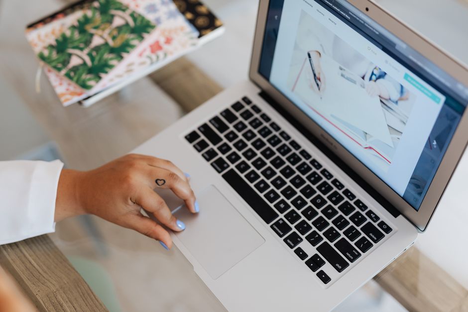 Optimalisasi Konten: Kapan Waktu Terbaik untuk Memperbarui Artikel Blog Bisnis Anda? Ilustrasi proses Berapa Sering Anda Harus Memperbarui Artikel Blog di Website Bisnis untuk menjaga relevansi.