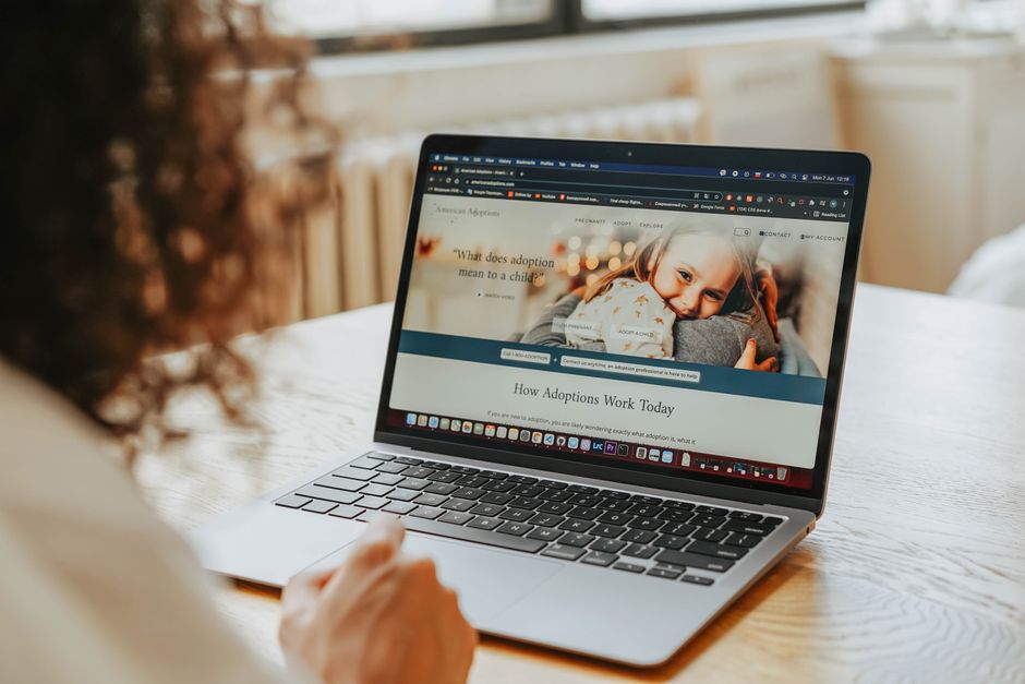 Membangun Masa Depan Desa: Transparansi dan Promosi Potensi Melalui Website Ilustrasi desa modern dengan akses digital, menunjukkan pentingnya Jasa Pembuatan Website Desa untuk Transparansi Layanan dan Promosi Potensi.