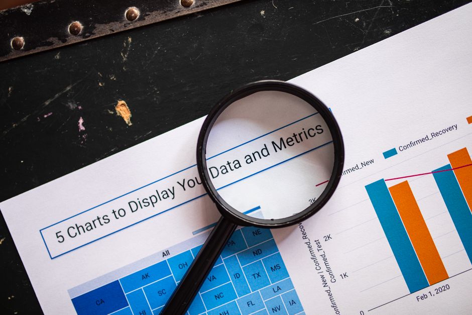 Mengurai Rahasia Sukses Online: Panduan Lengkap Metrik Analitik Website Ilustrasi grafik dan data analitik yang menunjukkan Metrik Utama untuk Mengukur Kesuksesan Website Berdasarkan Data Analitik.