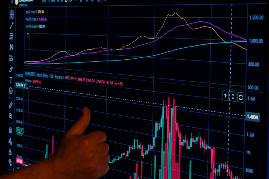 Mengapa Website Adalah Fondasi Kokoh untuk Kesuksesan Bisnis di Era Digital Ilustrasi pertumbuhan investasi digital yang menunjukkan Mengapa Membuat Website Adalah Investasi Digital Paling Menguntungkan